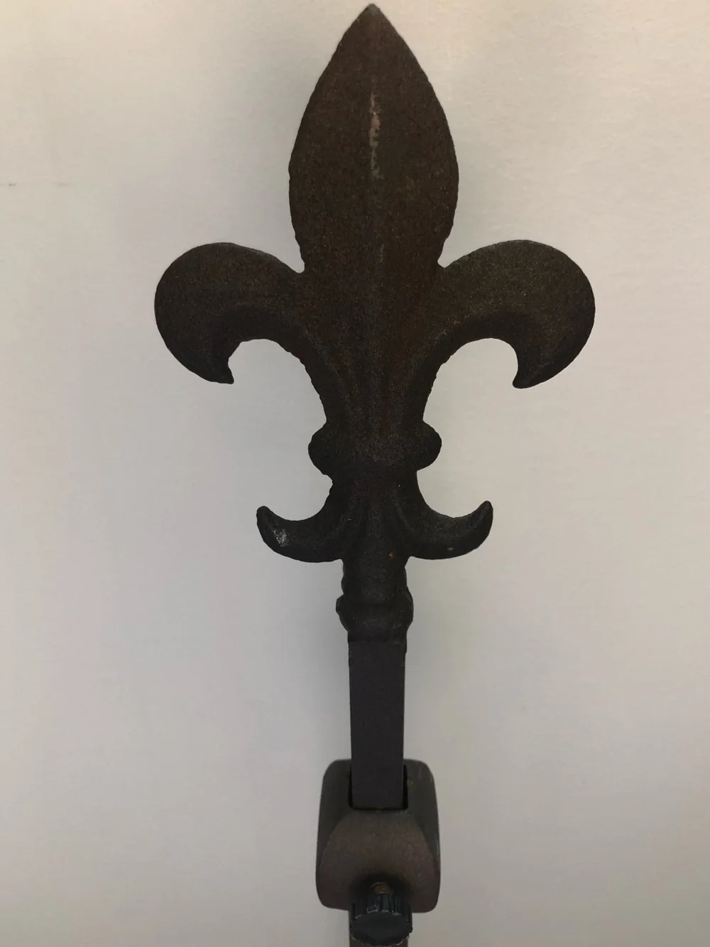 Bronze Metal Fleur-de-lis Adjustable Mantel Tabletop Wreath Stand Holder
